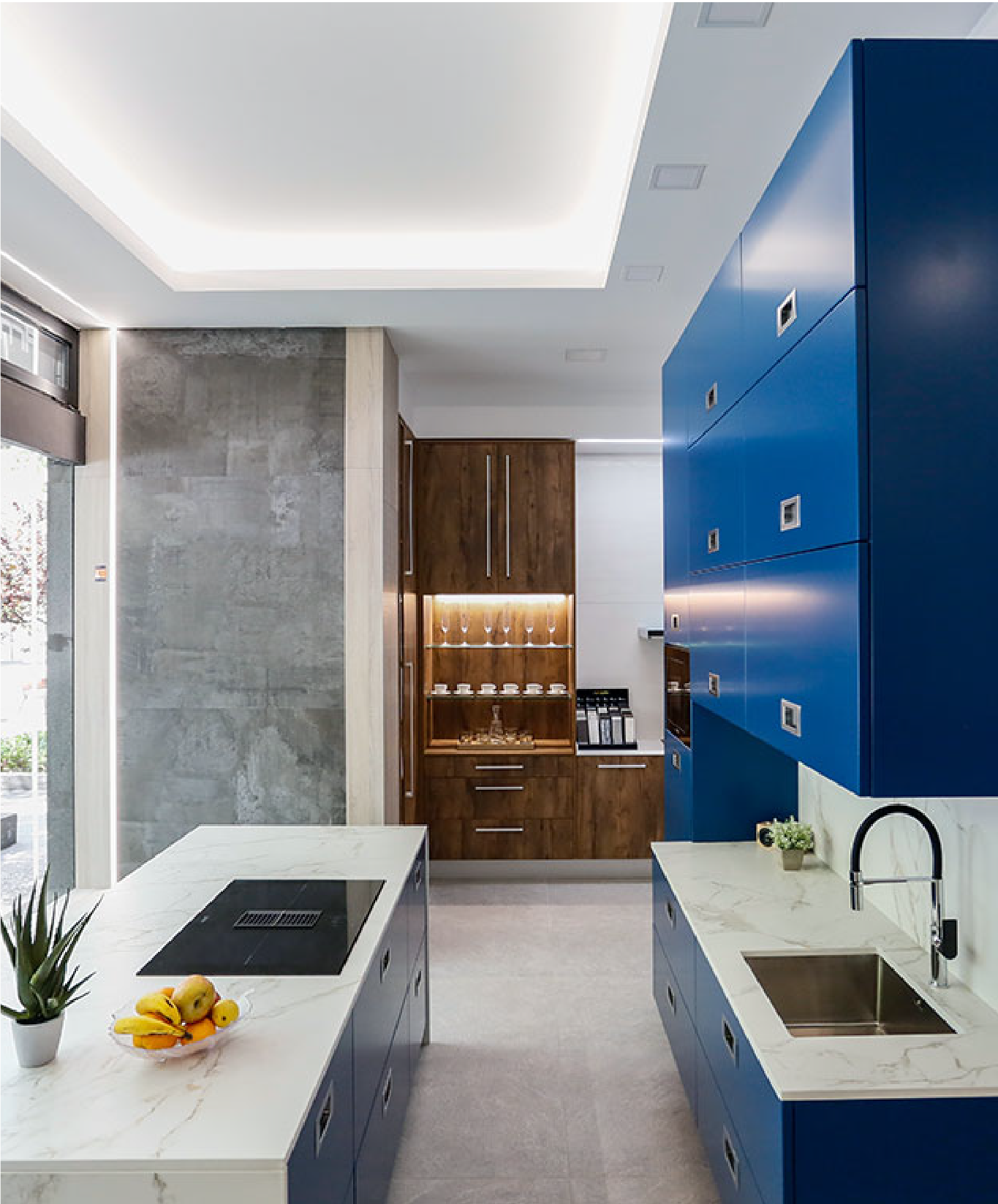 Zonas Showroom. Muesrta de una cocina en tono azul intenso y blanco