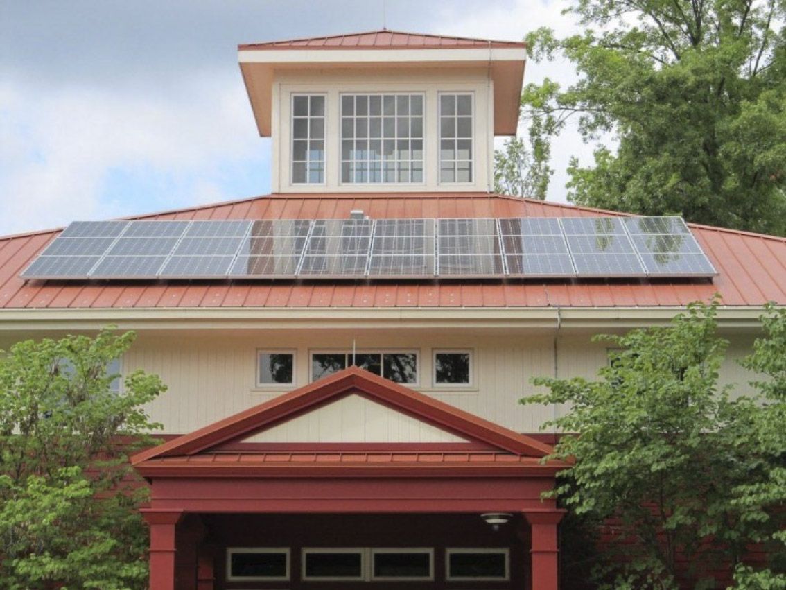 Casa unifamiliar con grandes placas solares en su tejado
